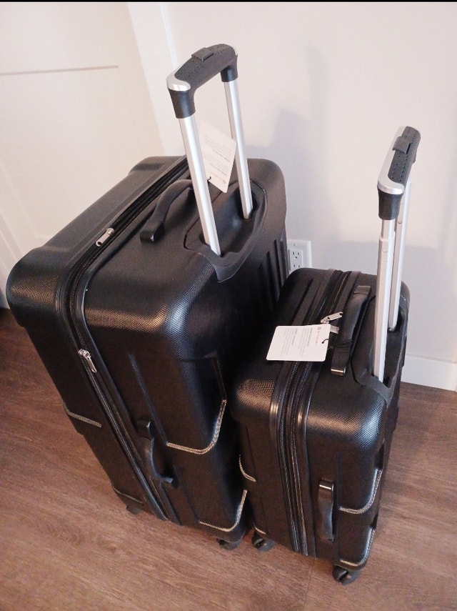 (BRAND NEW) Hardside Spinner Wheels Luggage Set, 2-pk EXPANDABLE