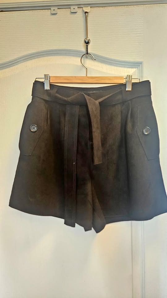 Banana Republic Vegan Faux Suede Shorts With Belt Size 6 Black