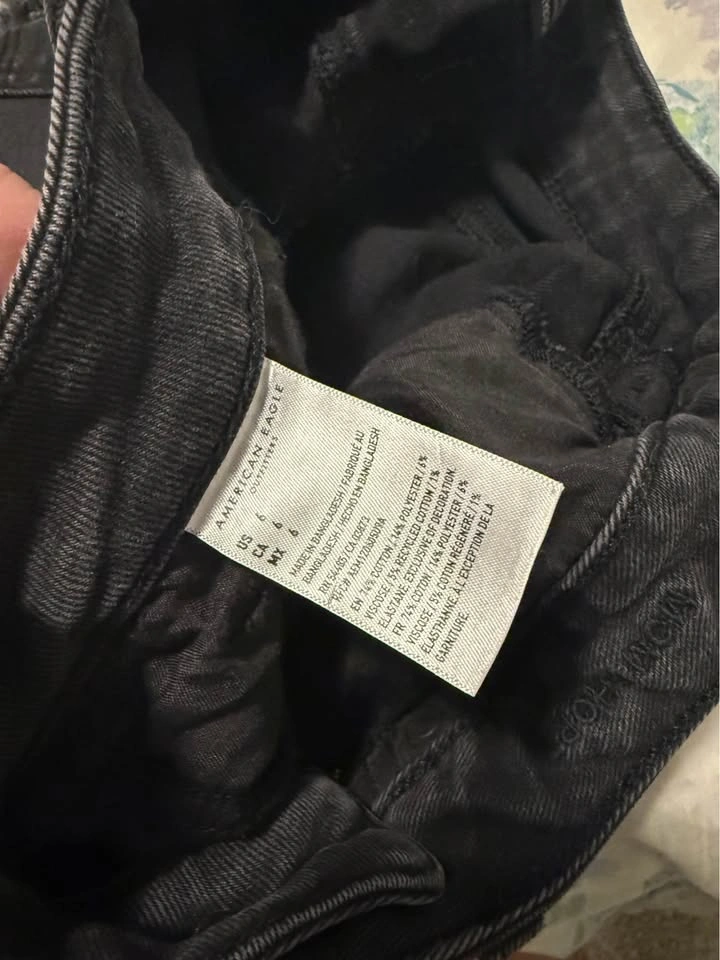 American Eagle size 6 black denim mom shorts - photo 3