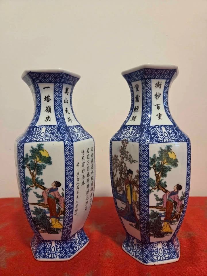 Pair of Vintage Jingdezhen Blue and White Chinoiserie Vases, 9.2 - photo 2