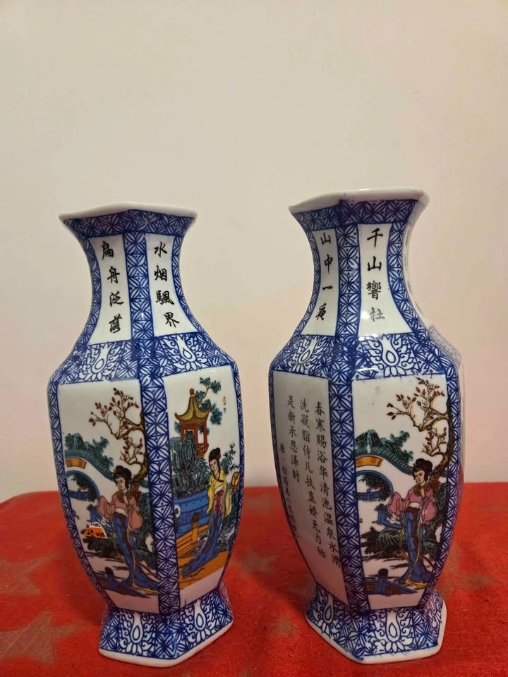 Pair of Vintage Jingdezhen Blue and White Chinoiserie Vases, 9.2 - photo 4