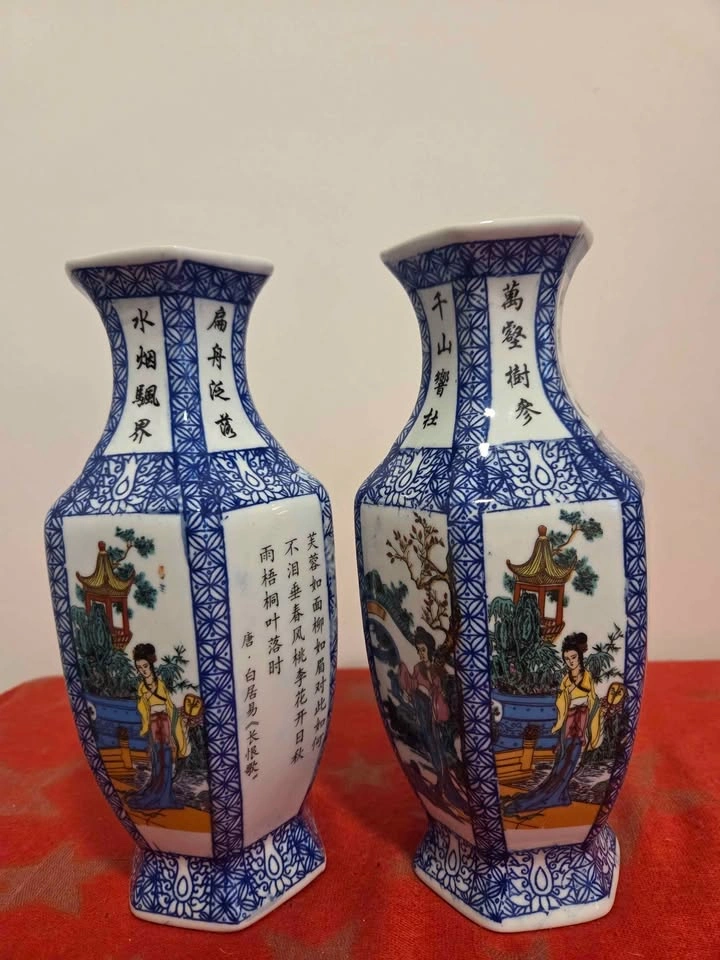 Pair of Vintage Jingdezhen Blue and White Chinoiserie Vases, 9.2 - photo 5