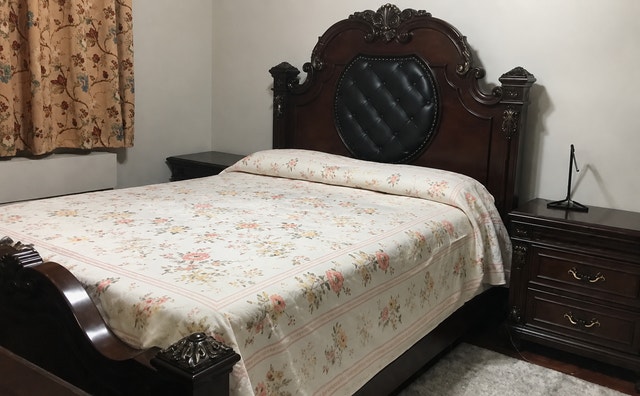 5-Piece Grand Traditional Solid Wood Queen Bedroom Set