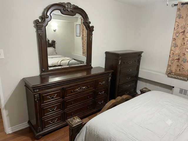 5-Piece Grand Traditional Solid Wood Queen Bedroom Set - photo 2
