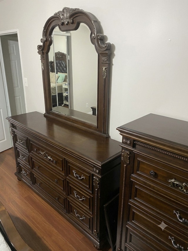 5-Piece Grand Traditional Solid Wood Queen Bedroom Set - photo 3