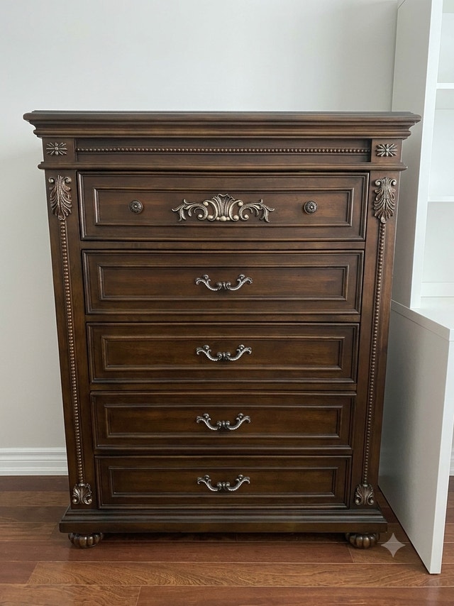 5-Piece Grand Traditional Solid Wood Queen Bedroom Set - photo 4