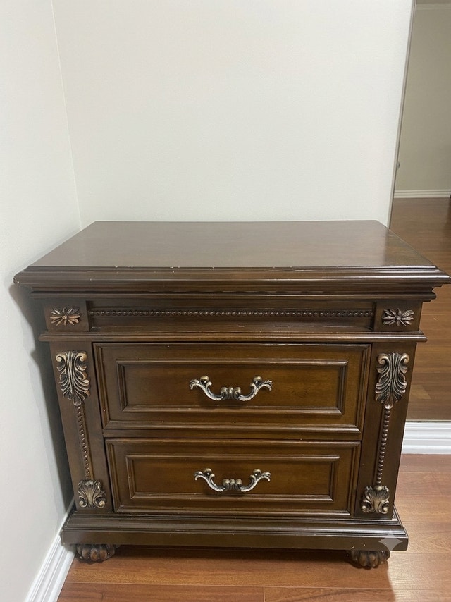 5-Piece Grand Traditional Solid Wood Queen Bedroom Set - photo 5