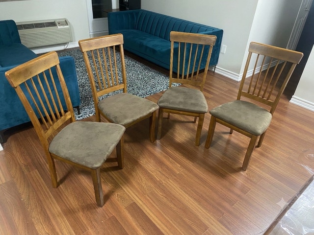 Solid Wood Dining Table with 4 Chairs – Great Condition! - photo 3