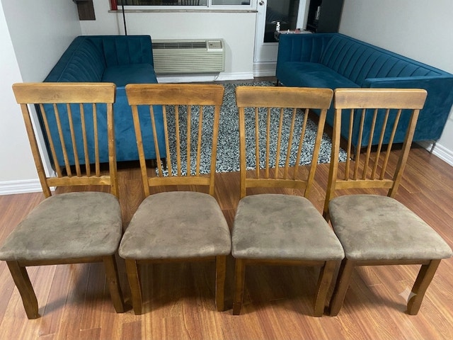 Solid Wood Dining Table with 4 Chairs – Great Condition! - photo 4