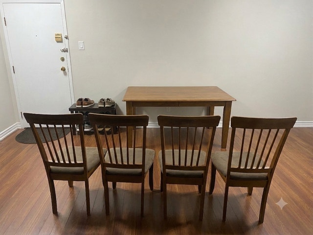 Solid Wood Dining Table with 4 Chairs – Great Condition! - photo 5