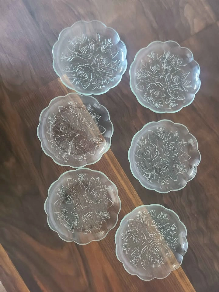 Set of 6 Vintage Rose Embossed Glass Plates - photo 4