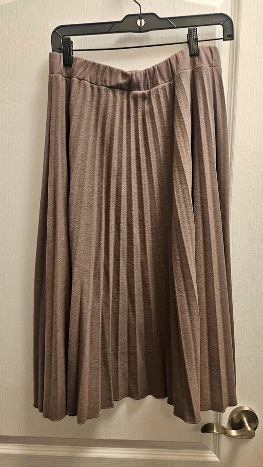 OAK + FORT | Pleated midi fall skirt