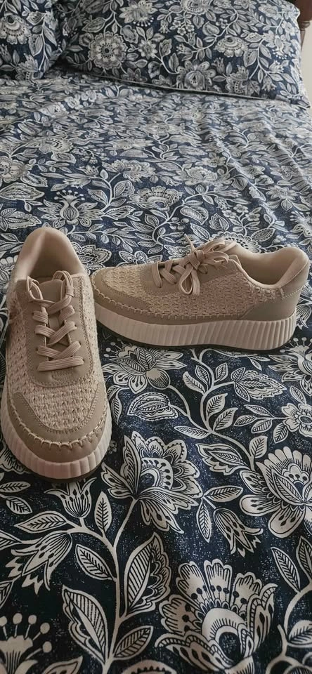 Brand-new DV women's shoes with tags.