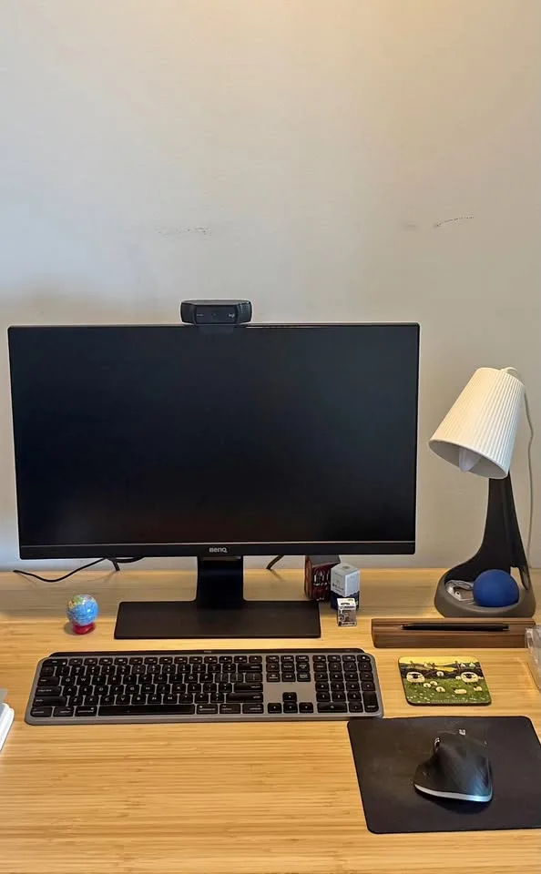 BenQ 24-inch IPS monitor - extra screen for your desk!
