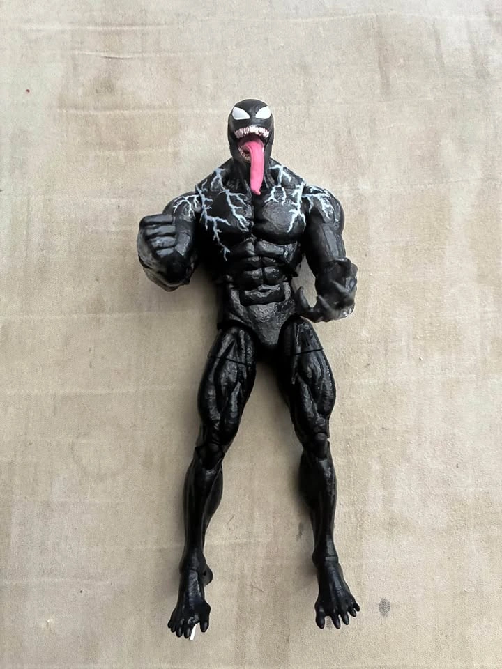 Hasbro Marvel Legends Series Venom 6-inch Action Figure