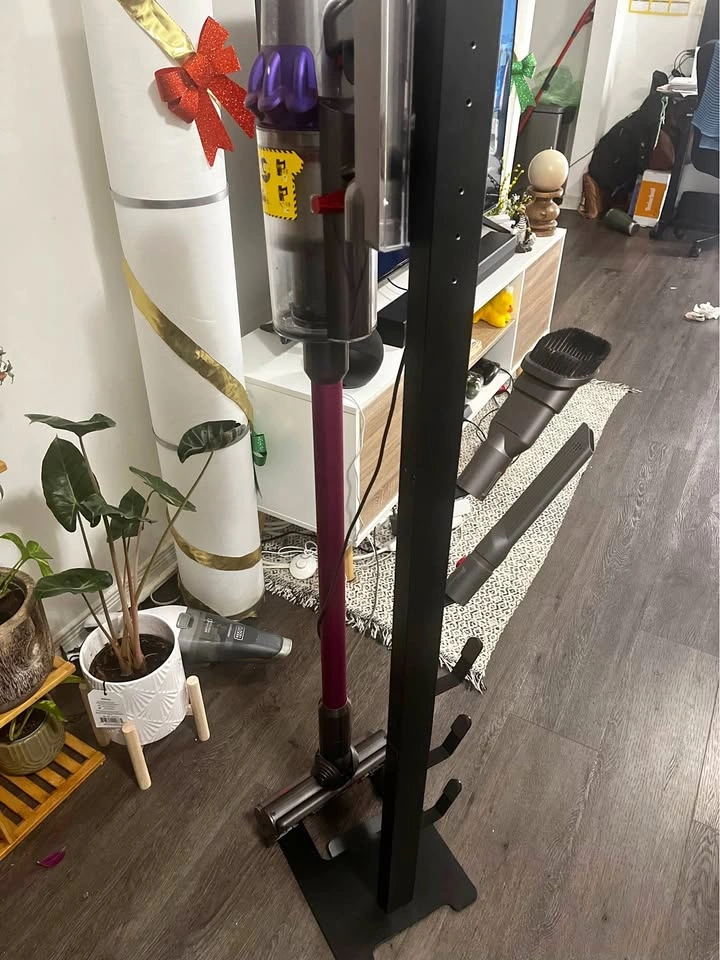 Dyson v10 Cordless Vacuum with Floor Dock and Attachments