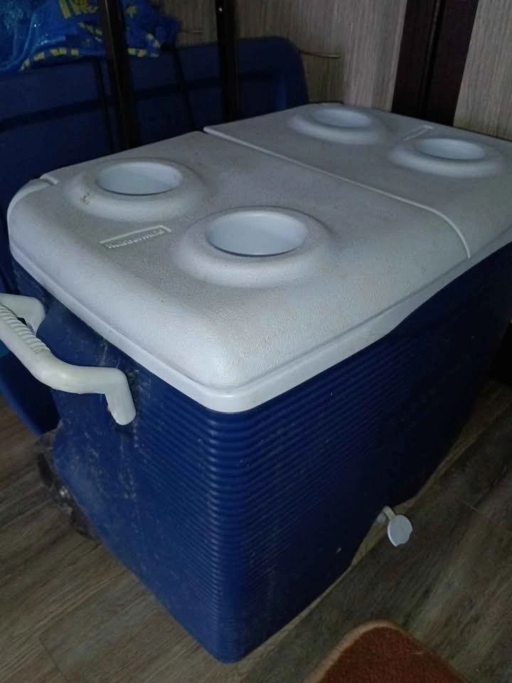 Rubbermaid Wheeled Cooler - photo 2