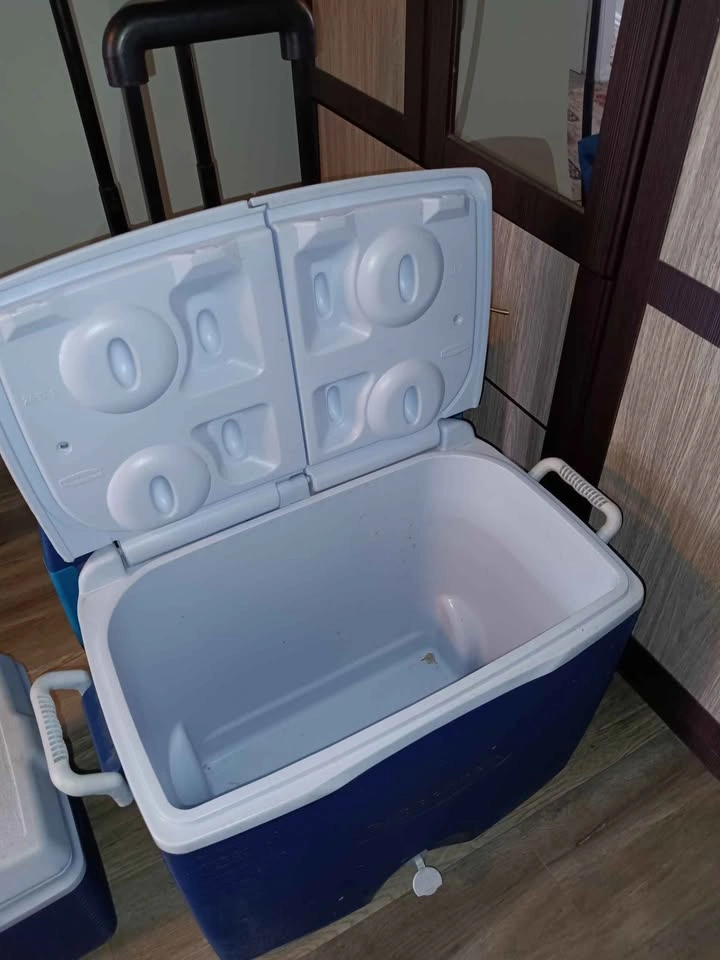Rubbermaid Wheeled Cooler - photo 3