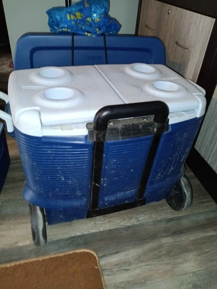 Rubbermaid Wheeled Cooler - photo 4