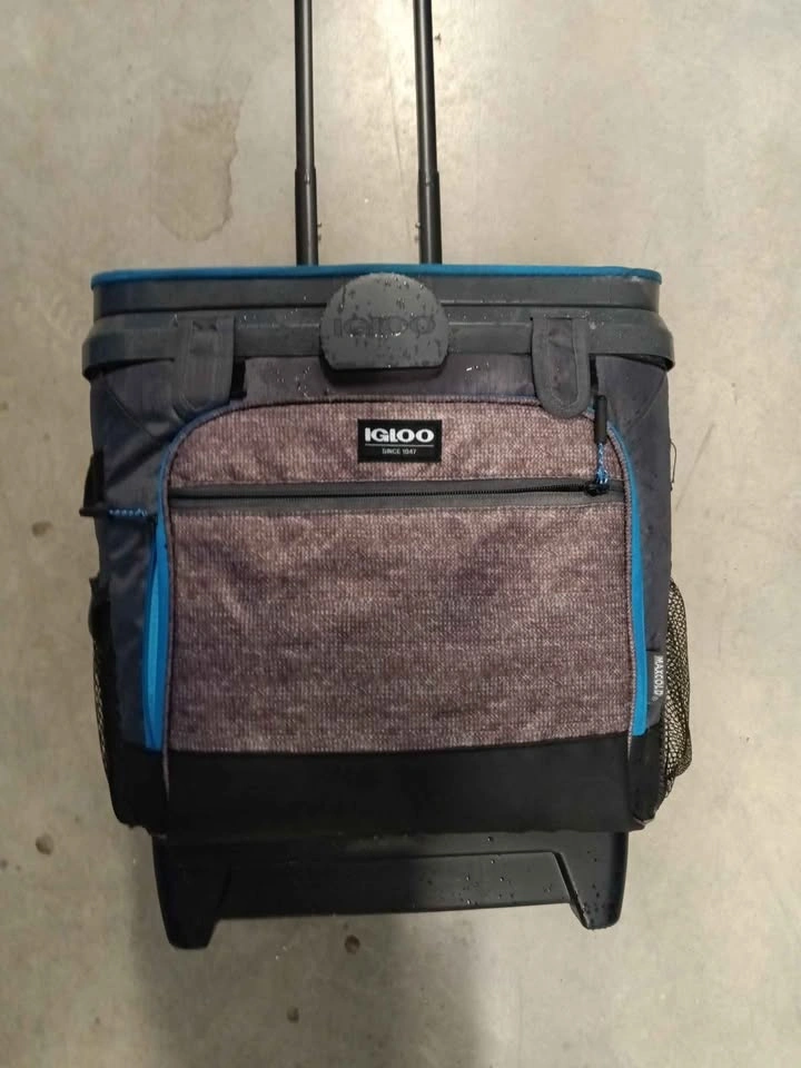Small Igloo MaxCold Rolling Cooler - photo 3