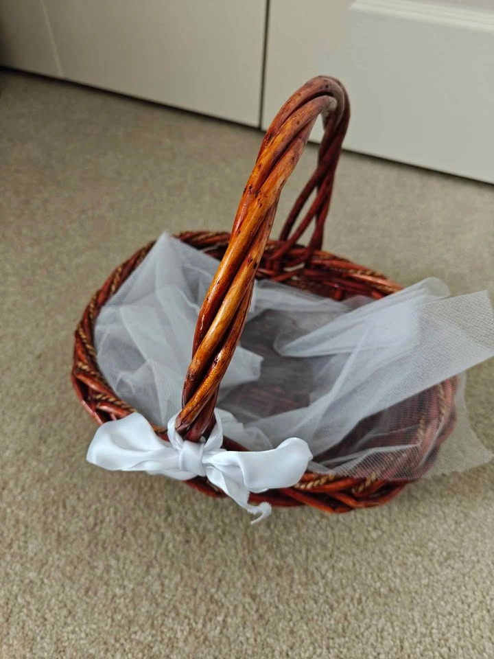 Dark Chestnut Woven Wicker Basket with Handle & Tulle Lining - photo 3