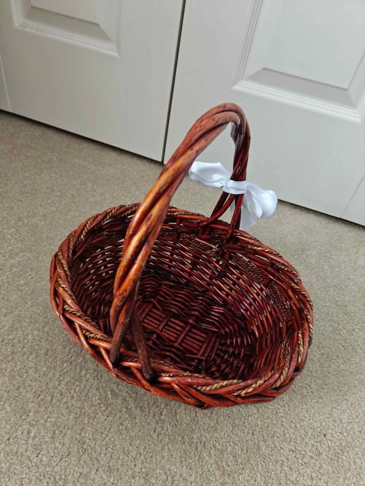 Dark Chestnut Woven Wicker Basket with Handle & Tulle Lining - photo 4