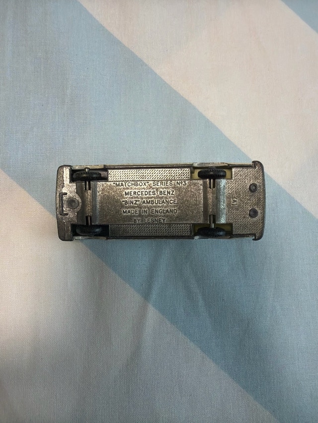 Matchbox Series No. 3 Mercedes Benz Binz Ambulance - photo 2