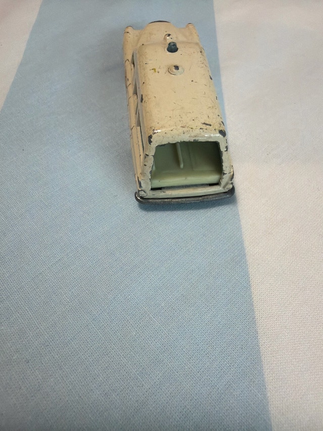 Matchbox Series No. 3 Mercedes Benz Binz Ambulance - photo 3