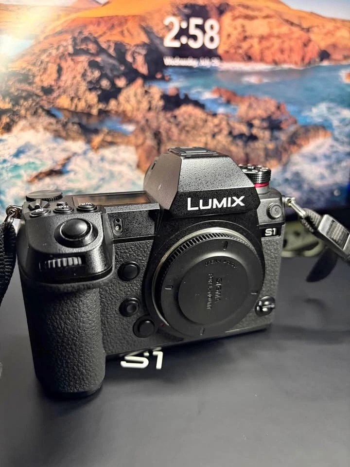Panasonic Lumix S1 Mirrorless Camera with Vlog upgrade