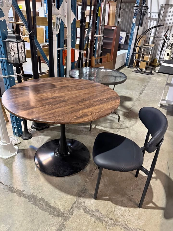 C4432 LDF021 Round Tulip Dining Table