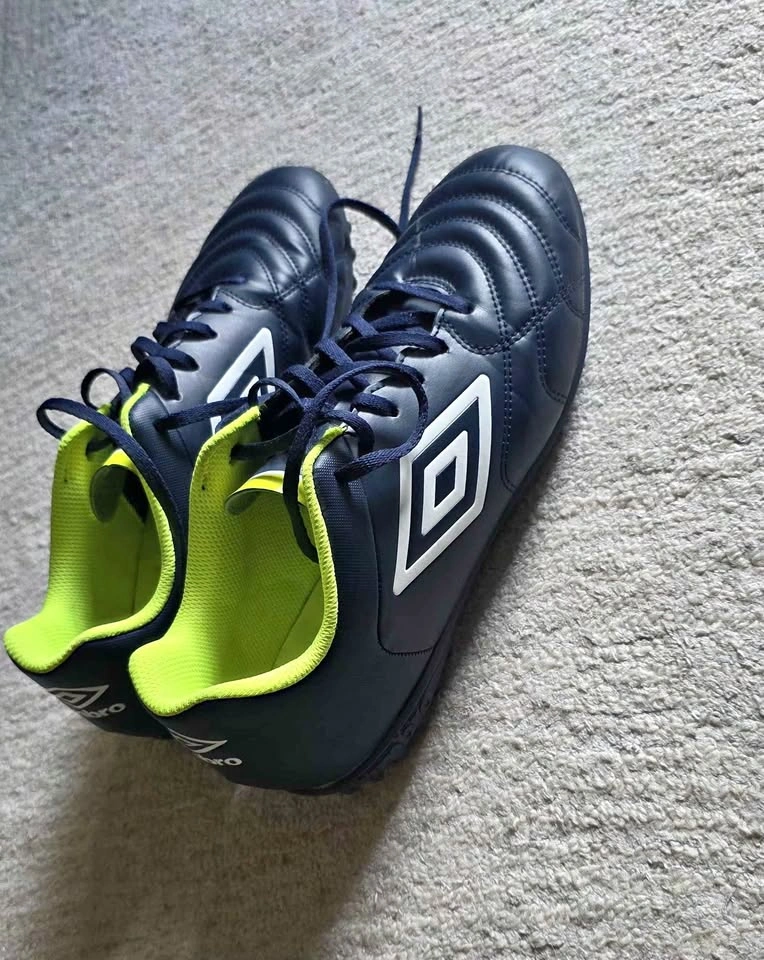 Umbro Classico Turf Soccer Shoes – Size 11.5 US