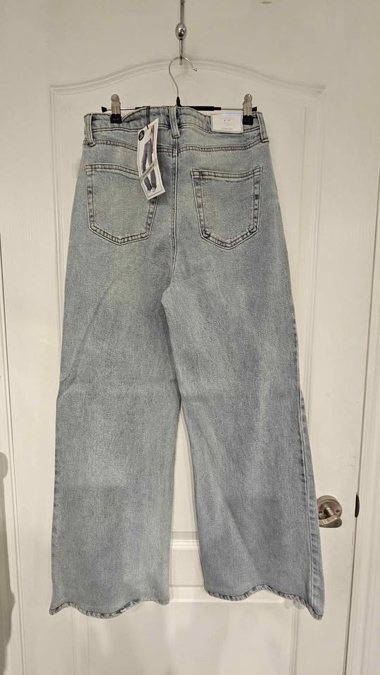 BNWT Wide Leg Jeans w/ Butterfly Design - photo 4