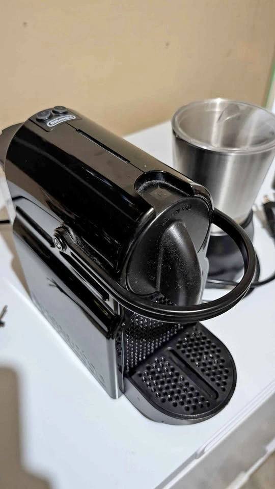 Nespresso Essenza Mini (De'Longhi) & Milk Frother Bundle
