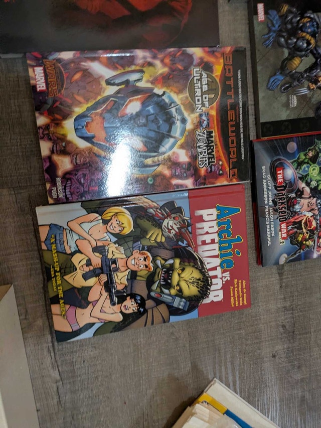 Graphic Novel Collection - photo 2
