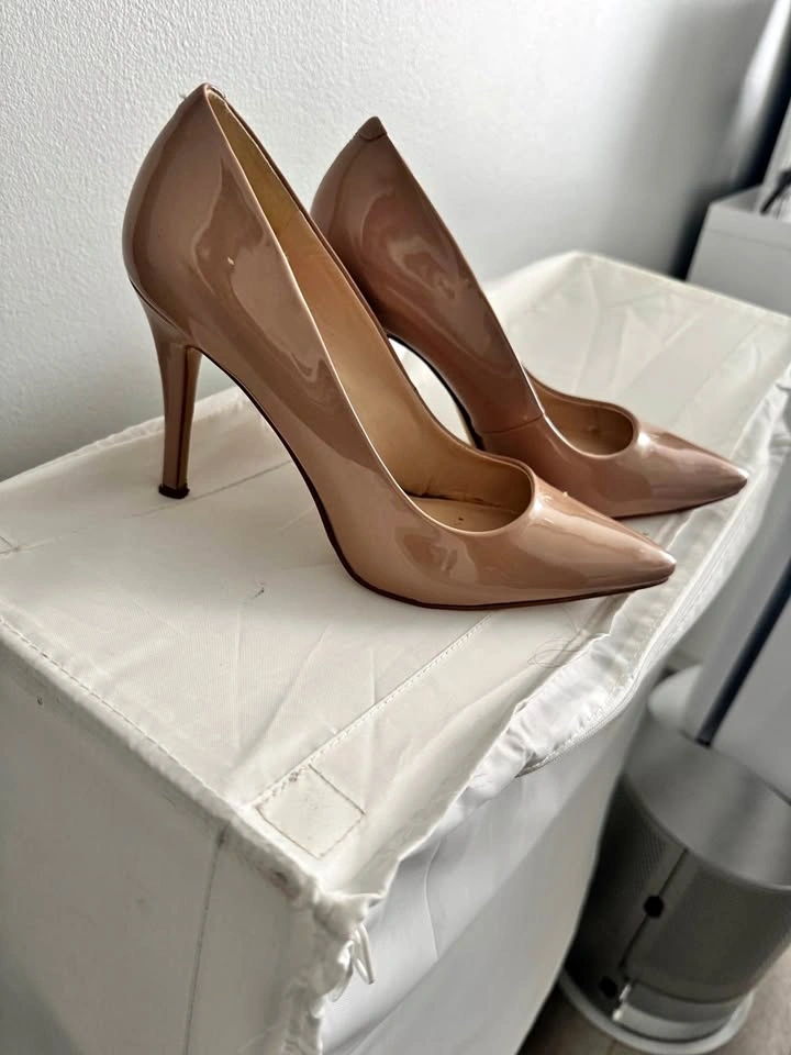 Nine West Nude Patent Leather Pointed Toe Pumps size 8