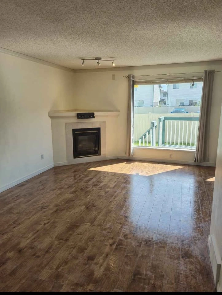 3 Beds 2 Baths - Townhouse - photo 2
