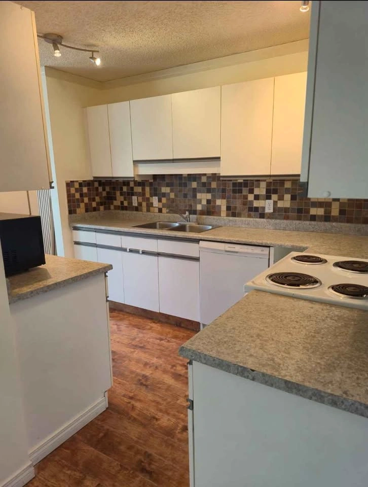 3 Beds 2 Baths - Townhouse - photo 3
