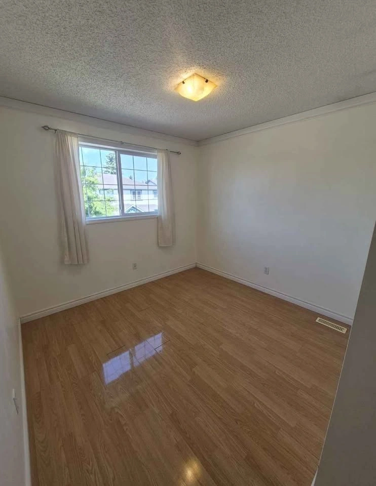 3 Beds 2 Baths - Townhouse - photo 5