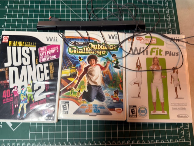 Wii game lot and sensor bar