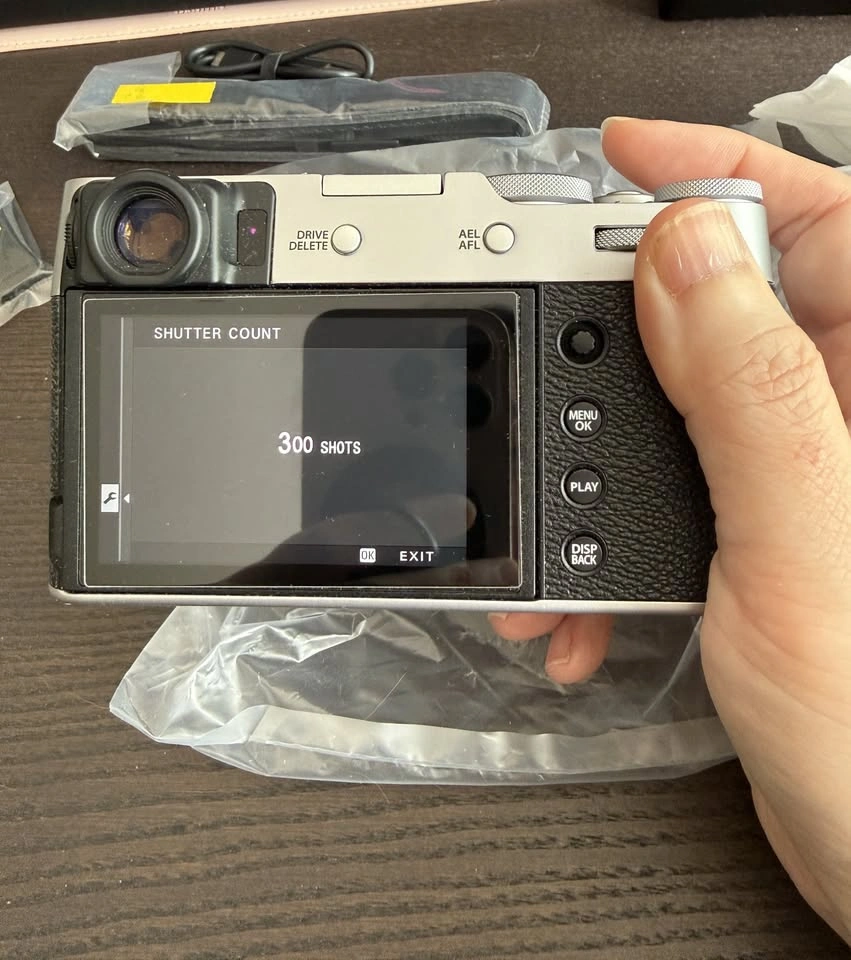 Silver Fujifilm X100V like new in box - photo 2
