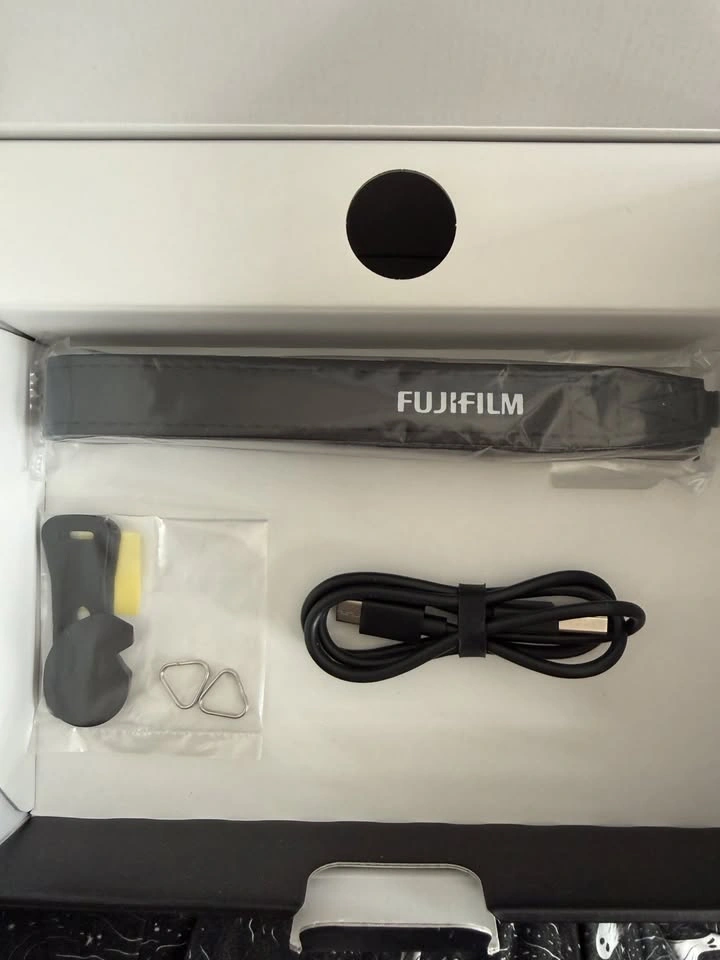 Silver Fujifilm X100V like new in box - photo 3