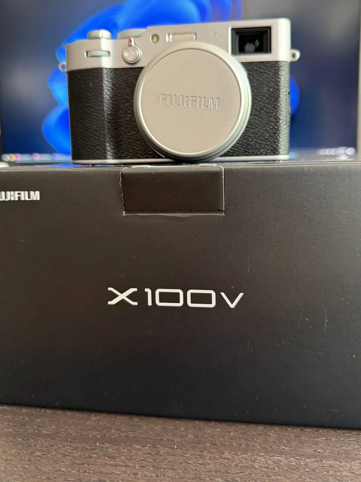 Silver Fujifilm X100V like new in box - photo 4
