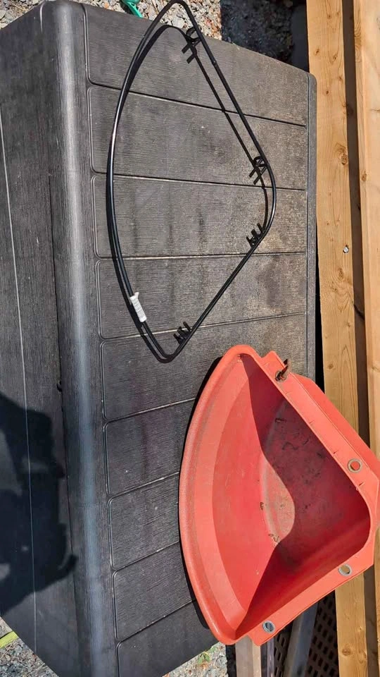 Corner feed bucket for stall w/ rack for hanging