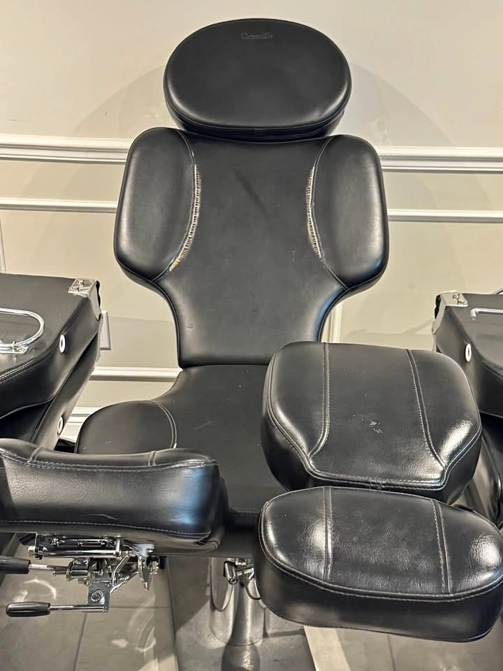 Reclining beauty salon chair with leg support