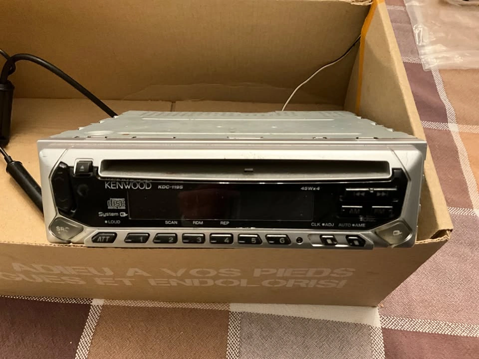 Car am/fm radio with remote and cd player - photo 2