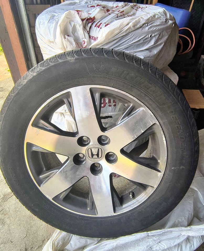 Michelin Defender T+H 235/60R18 Tire with Honda Rim -set