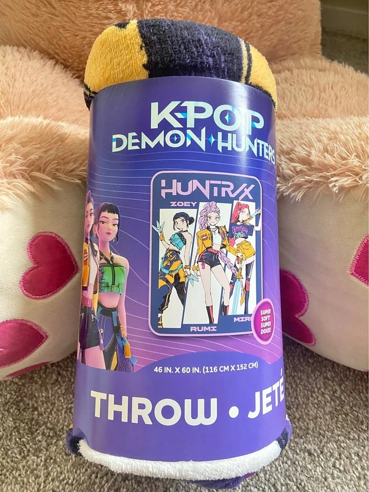 K-Pop Demon Hunters Throw Blanket