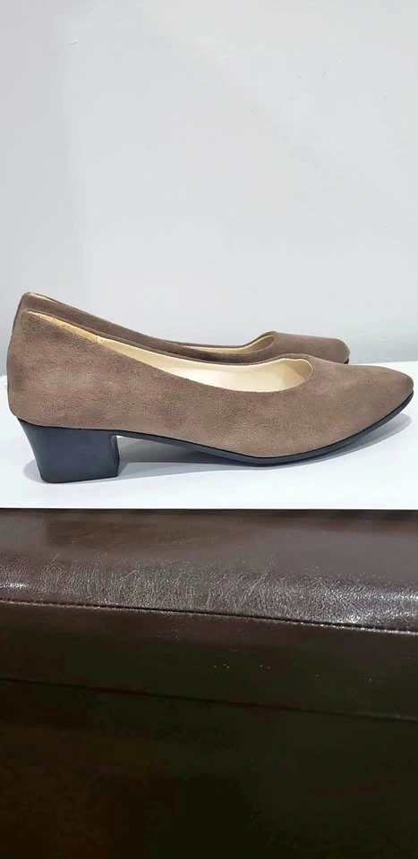 Women’s Brown Low Heel Pumps – Size 9