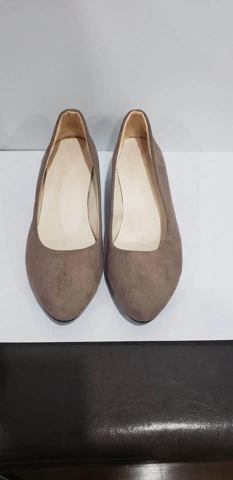 Women’s Brown Low Heel Pumps – Size 9 - photo 2