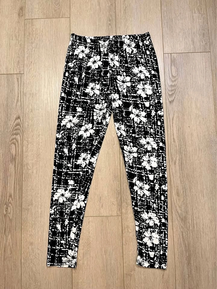 Black & White Floral Print Leggings - One Size